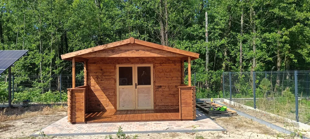 Mały domek drewniany