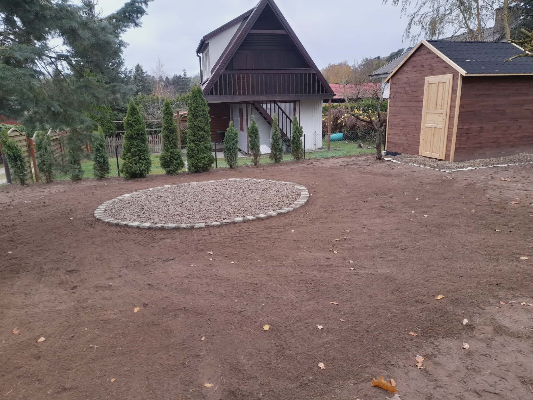 Wyrównany teren z kruszywem