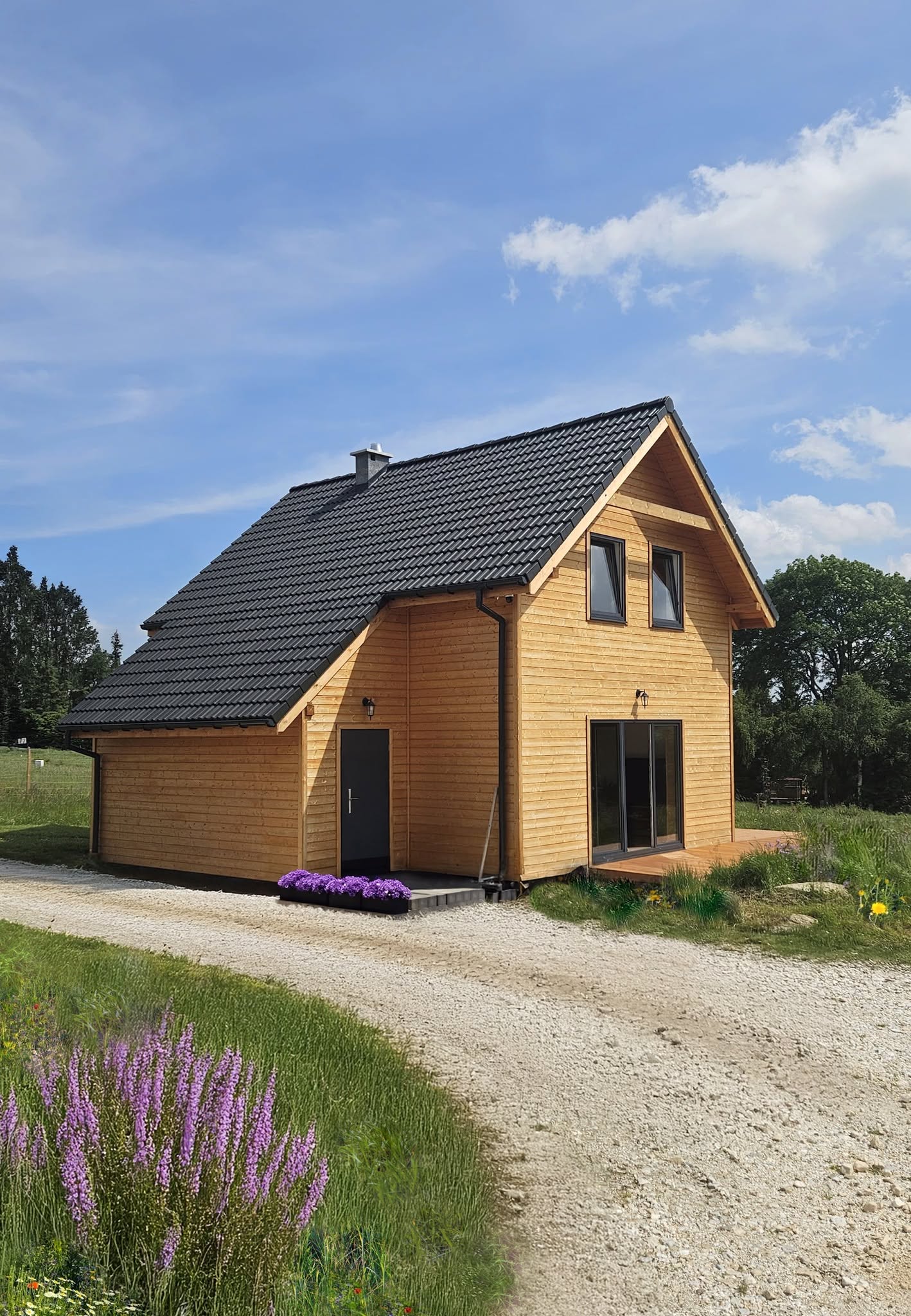 Piętrowy domek drewniany